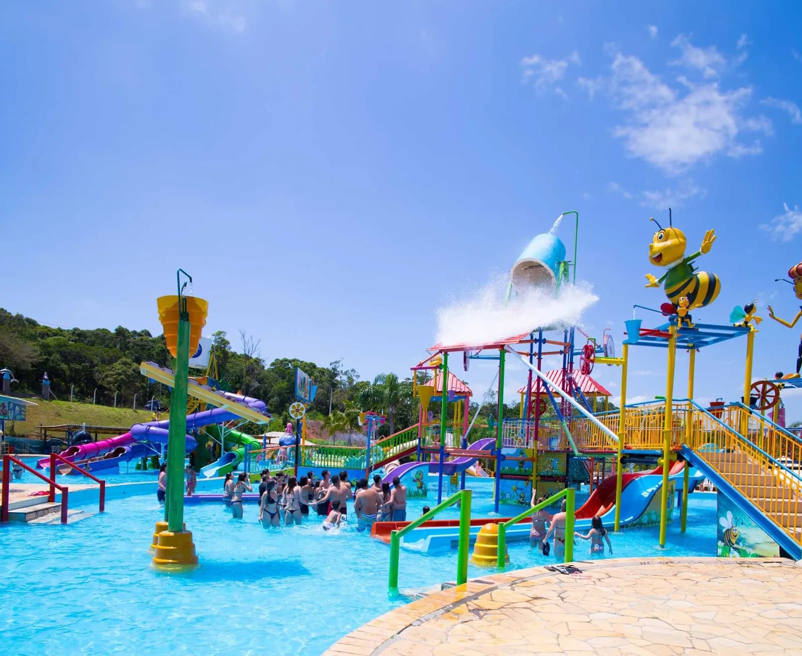 Área infantil colorida com escorregadores e baldes do Parque das Águas Viamão