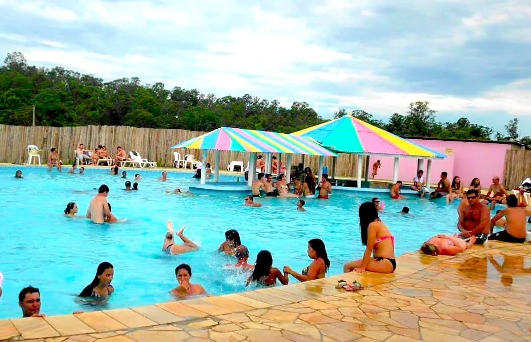 Bar Molhado dentro da piscina com guarda-sóis coloridos