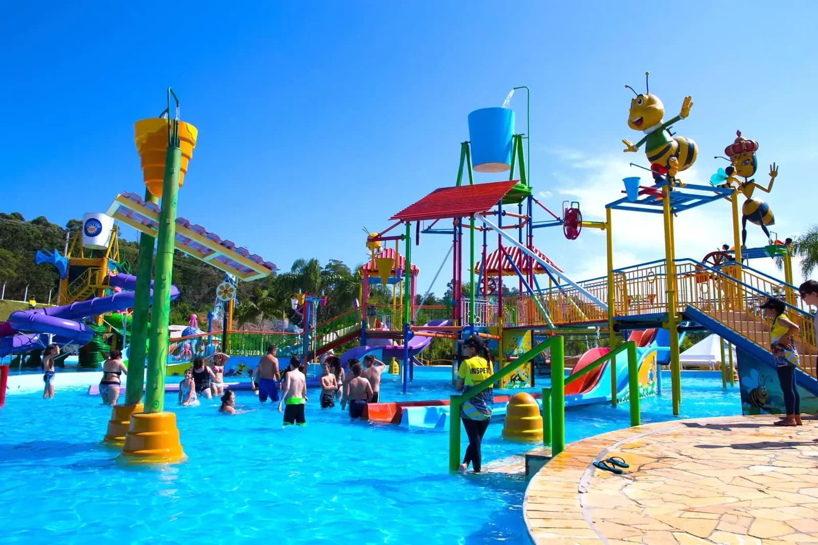 Crianças brincando na piscina do Crazy Bee em Viamão