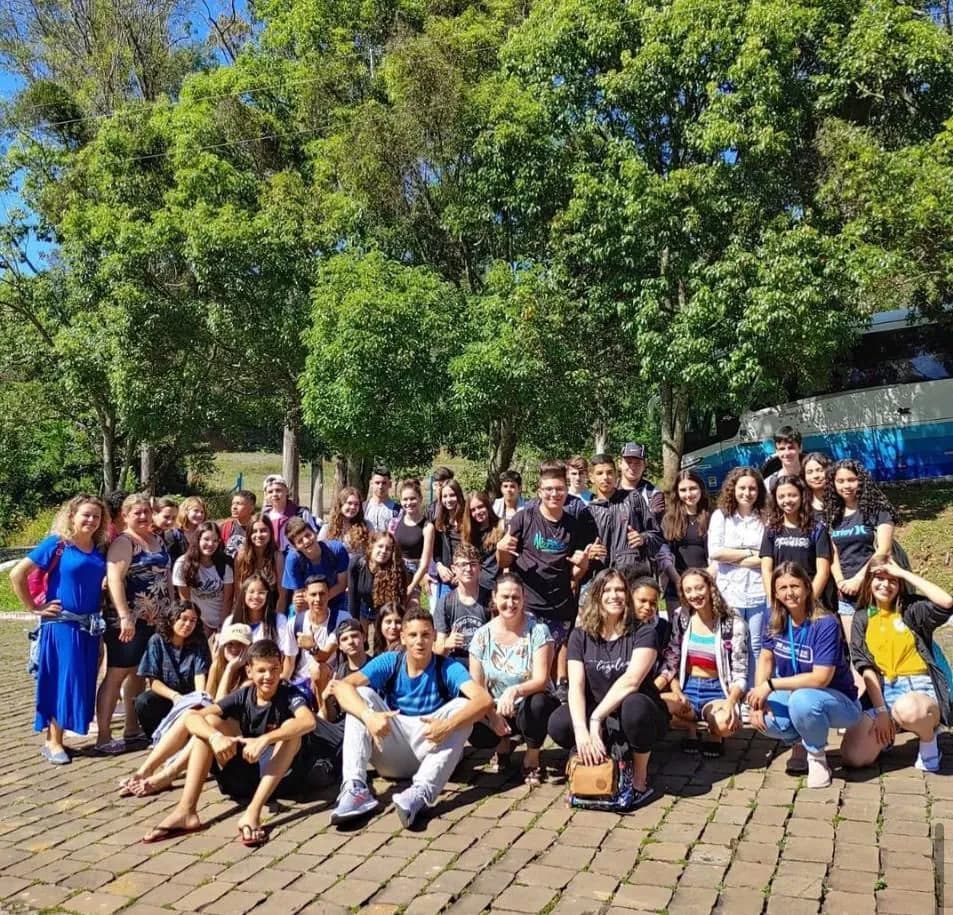 Grupo escolar reunido para foto no parque
