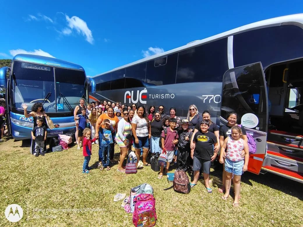 Excursão chegando de ônibus ao Parque das Águas Viamão