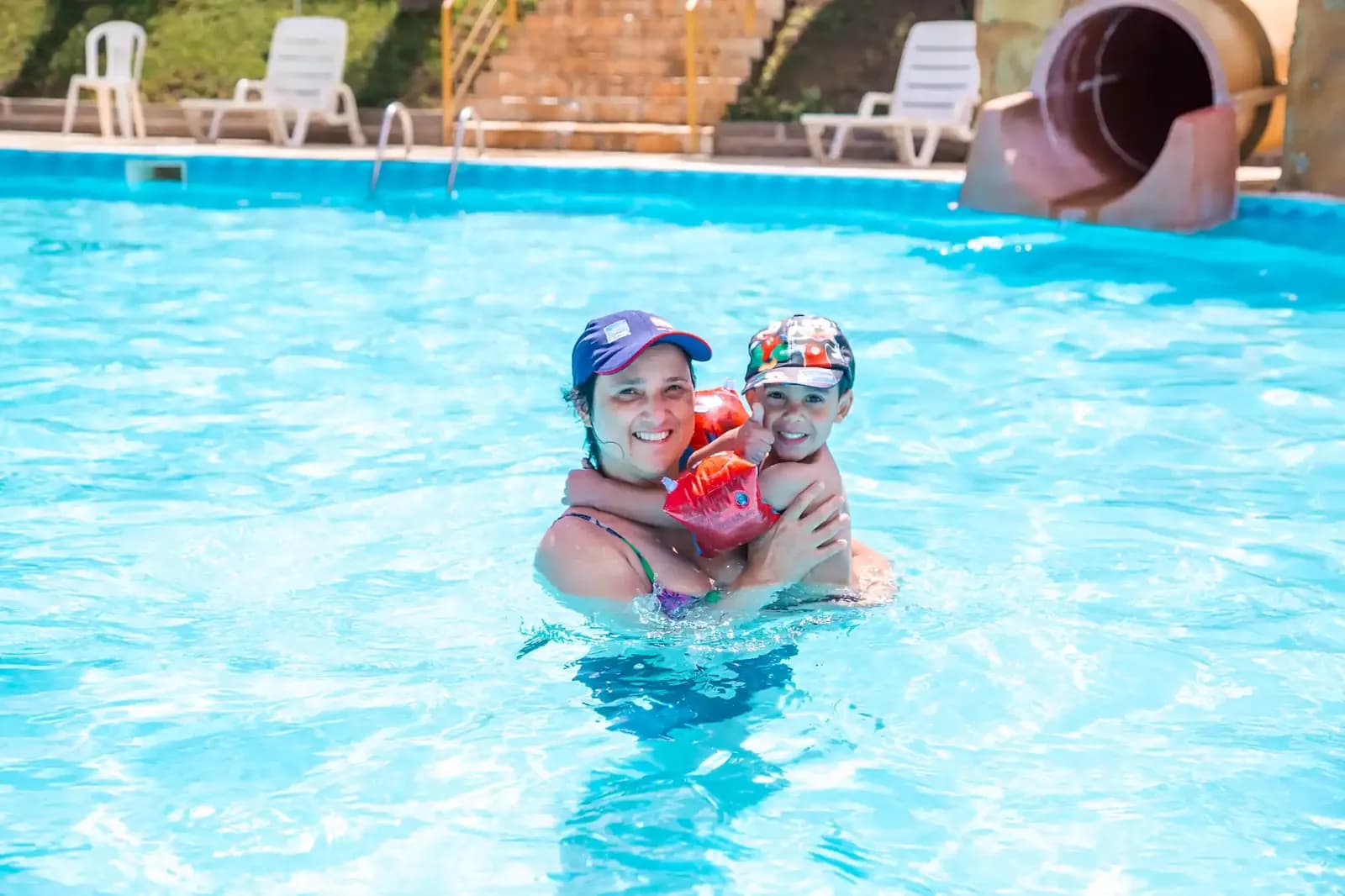 Mãe e filho se divertindo na piscina