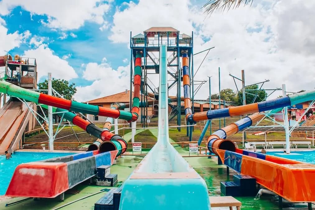 Torre do Kalafrio e toboáguas radicais no Parque das Águas Viamão