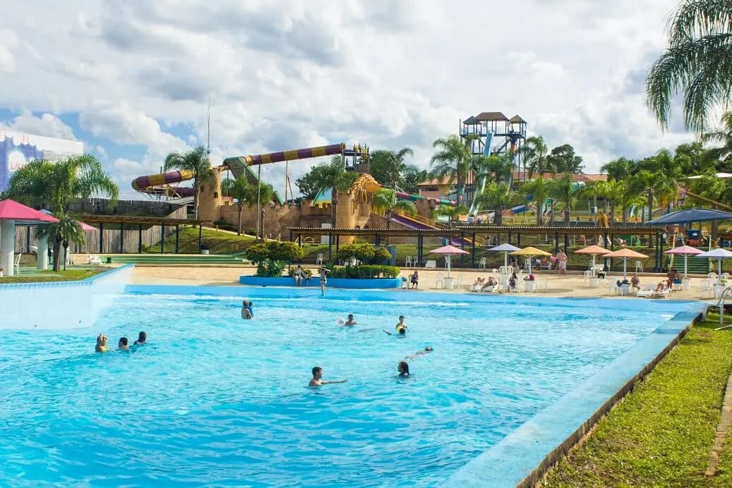 Piscina de ondas do Parque das Águas Viamão em dia de sol