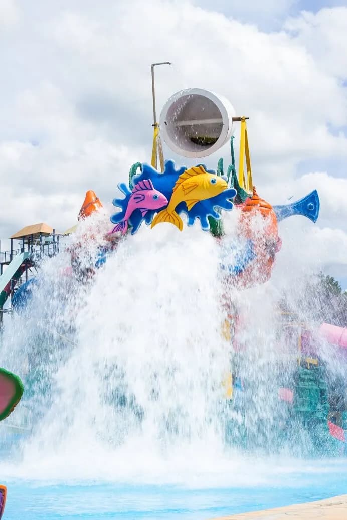 Balde gigante derramando água na piscina infantil