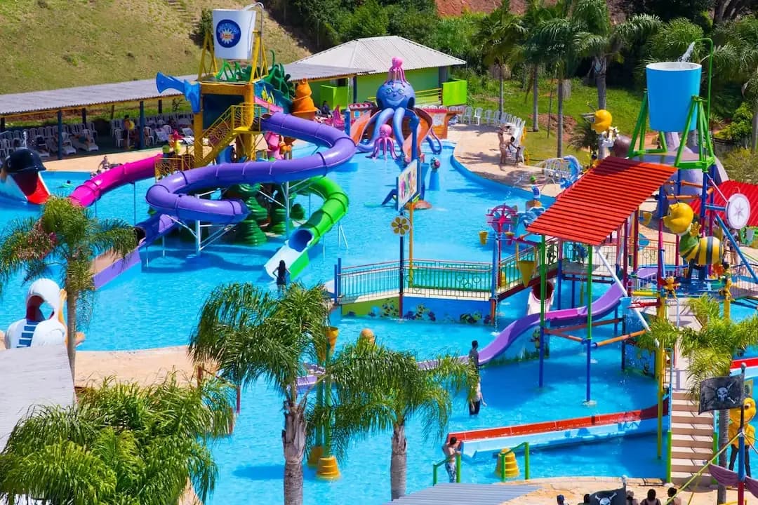 Vista aérea da Piscina do Balde com escorregadores de peixinhos
