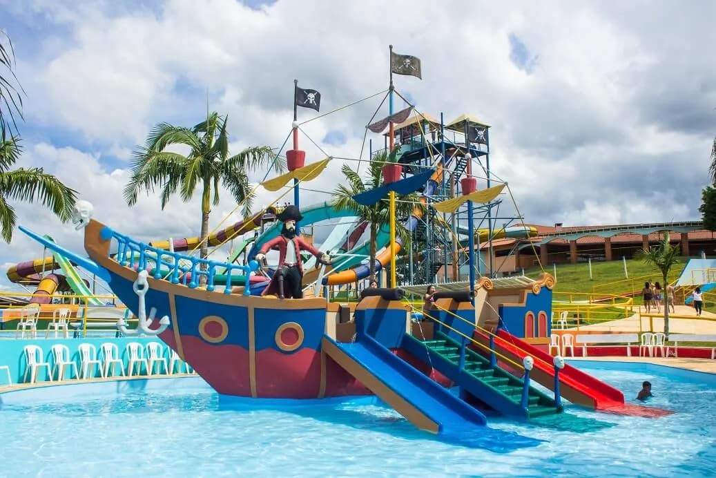Barco pirata com escorregadores na Piscina Pirata
