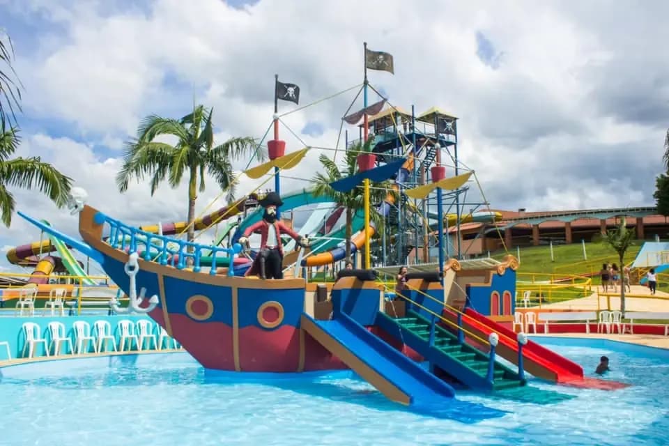 Escorregador do barco da Piscina Pirata em Viamão