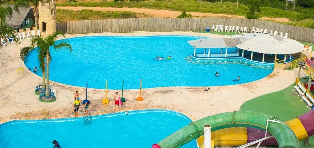 Vista das piscinas e áreas de descanso do Parque das Águas Viamão