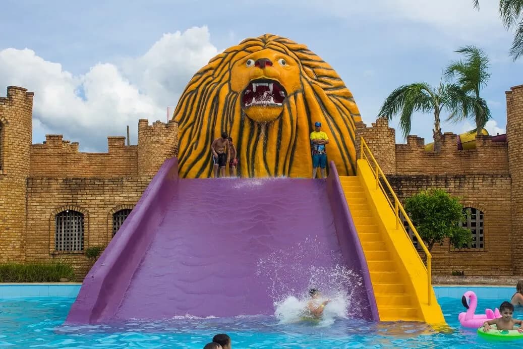 Rampa do Leão: escorregador roxo saindo da boca de um leão gigante