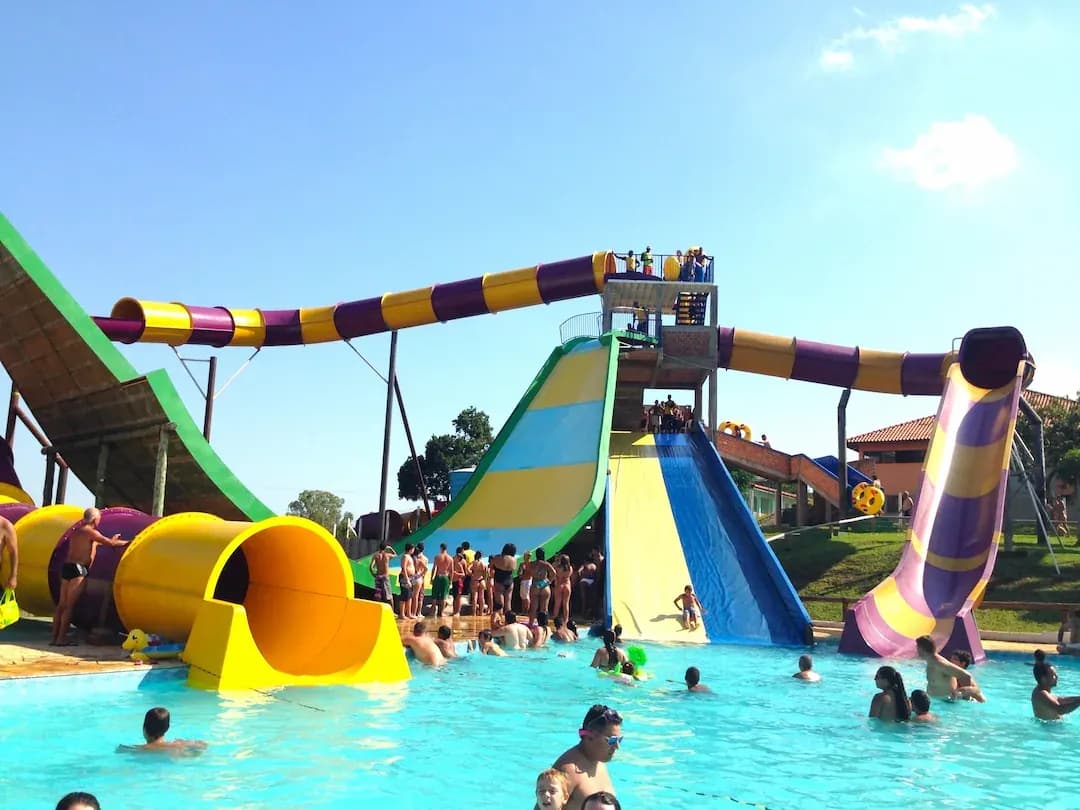 Visitantes se divertindo na piscina da Rampa Molhada