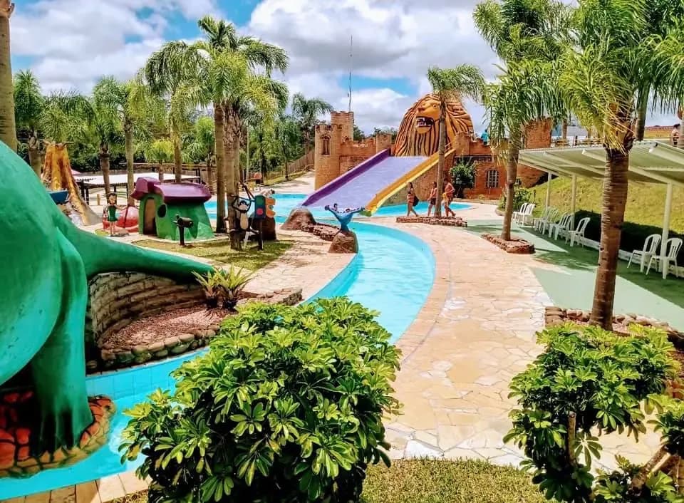 Rio Lento Kids, rio calmo para crianças cercado de palmeiras