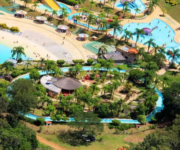 Vista aérea do Rio Lento contornando o parque