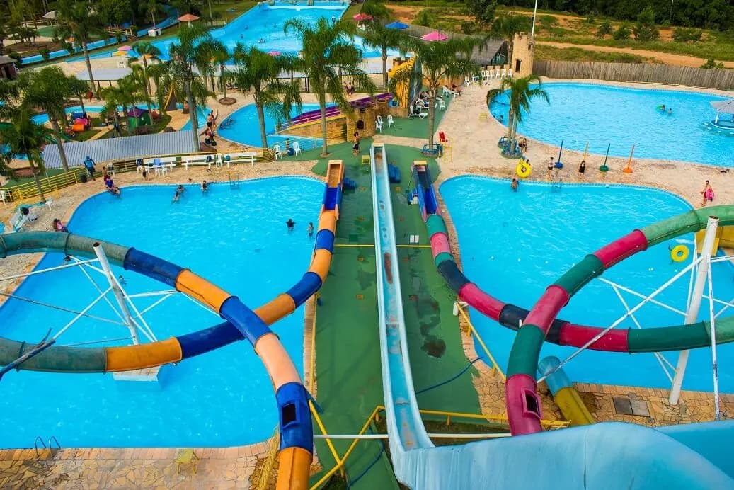 Toboáguas radicais coloridos sobre as piscinas do parque em Viamão