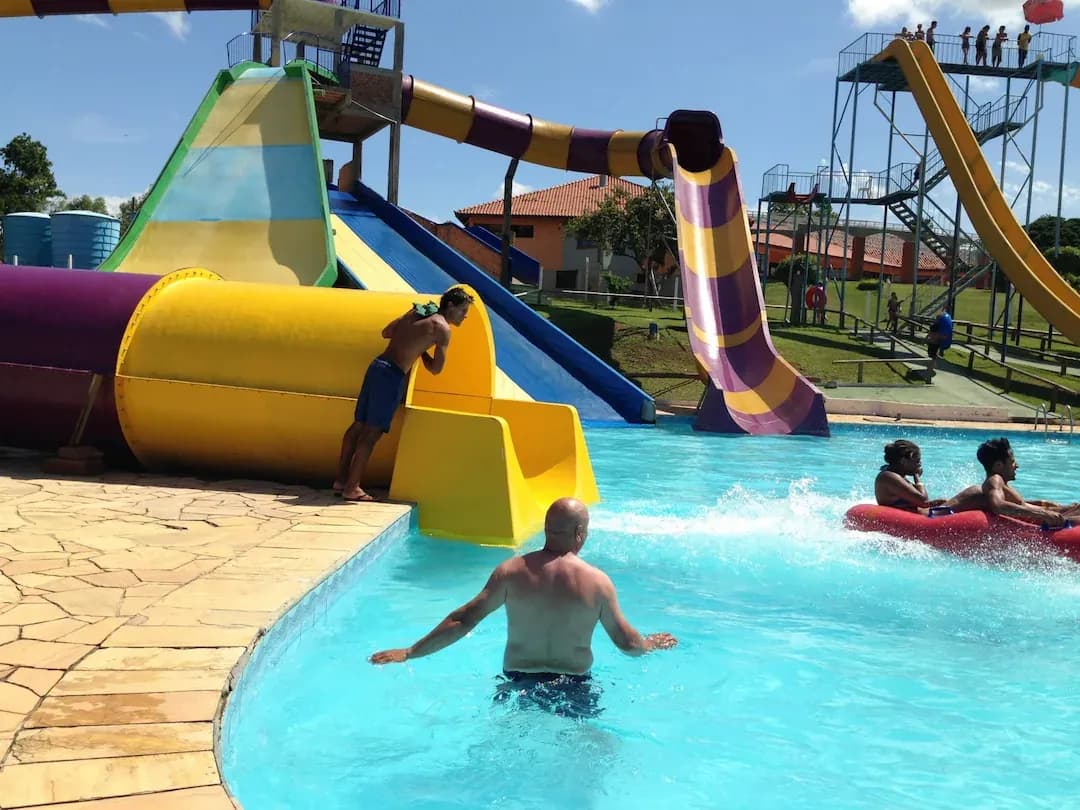 Saída do Toboboia com visitantes chegando de boia na piscina