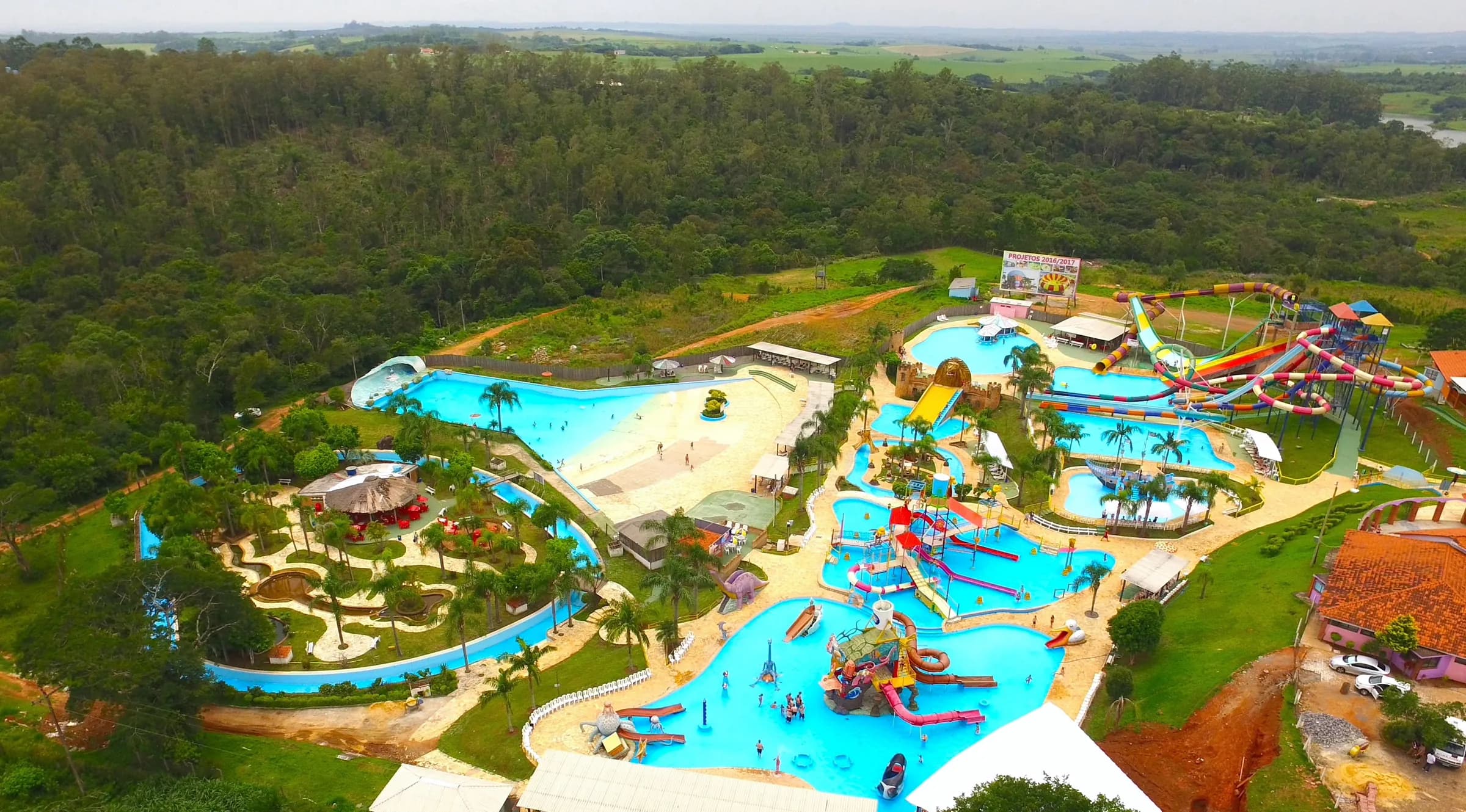 Vista aérea do Clube Parque das Águas Viamão com piscinas, toboáguas e mata nativa