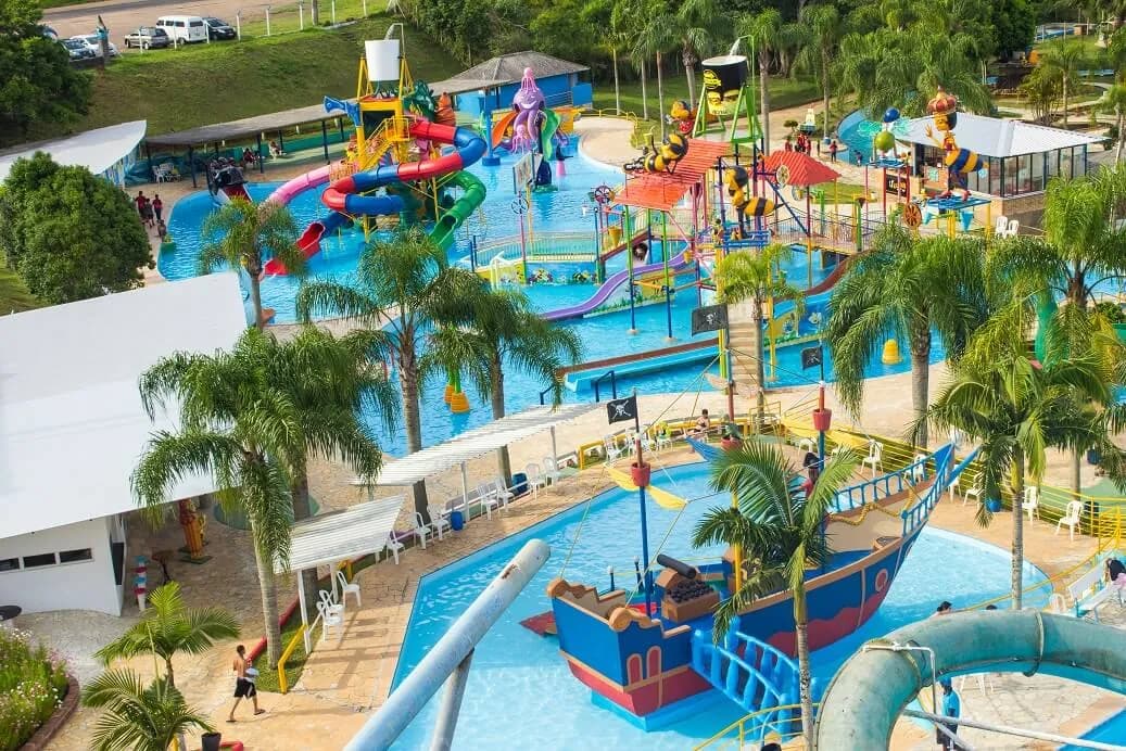 Vista aérea da área infantil e das piscinas do Parque das Águas Viamão