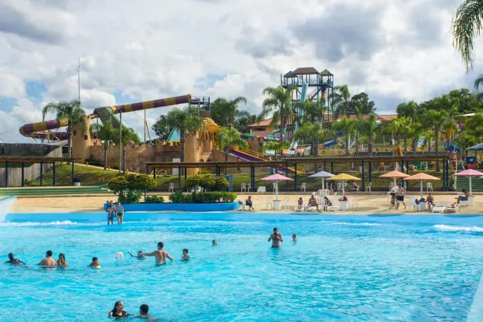 Famílias aproveitando a piscina com ondas